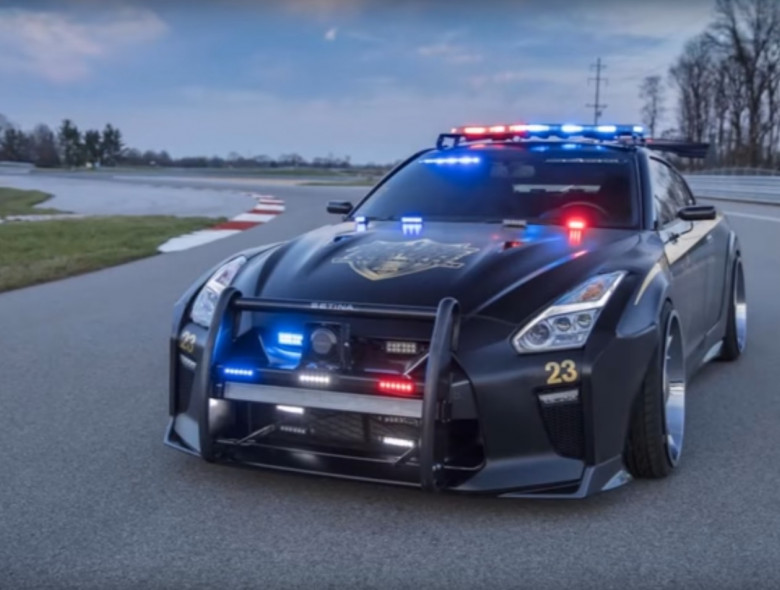 Imagine você dirigindo o seu carro e, de repente, ver no retrovisor um Nissan GT-R incrivelmente transformado em uma viatura de polícia. Sem dúvida, seria um momento bastante intimidador.